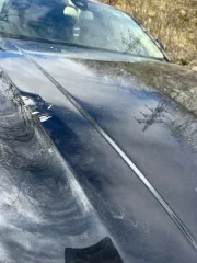 Audi A8L 2014 года выпуска, черного цвета, VIN: XW8ZZZ4H4FG008561. Имеется небольшая вмятина в верхней части кузова в передней части с левой стороны, на передней левой двери в верхней части, на крышке капота с правой стороны. Многочисленные трещины на лобовом стекле в верхней части с левой стороны…