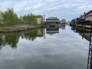 Эллинг 180 кв.м в Калининградской области на территории ВМК "Сокол", номер 288. Кадастровый номер: 39:18:010029:260. Здание нежилое, состоит из двух равных долей по 1/2.