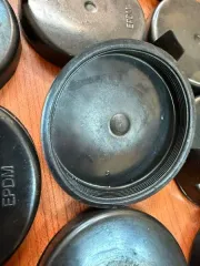 Годные остатки изделий: крышка-заглушка для фары автомобиля из резины черного цвета 80 штук, патрон для лампочки 41 штука, заглушки из резины черного цвета 122 штуки, элемент крепления из пластмассы белого цвета 40 штук, патрон для лампочки из пластмассы серого цвета 40 штук, элемент крепления из…