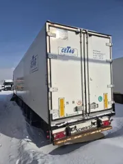 Schmitz SKO24 2000 года. VIN WSMS7480000436626. Техническое состояние: Отсутствует опорная плита шкворня, отсутствует шкворень. Требуется текущее обслуживание ходовой части, требуется текущее обслуживание рефрижератора, замена шин (износ 70 – 80 %).