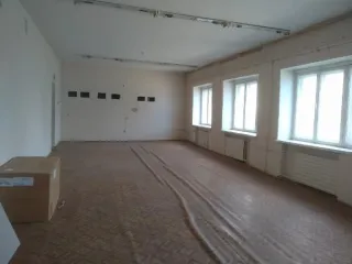 Здание кинопроката площадью 1430,4 кв.м, кадастровый номер 44:27:070104:946; здание гаража площадью 249,3 кв.м, кадастровый номер 44:27:070104:942; здание склада площадью 261,6 кв.м, кадастровый номер 44:27:070104:948. Земельный участок площадью 4393 кв.м, категория земель: земли населенных…