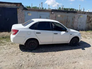 Lada Granta 2017 года, 106.1 л.с., пробег 172263 км. VIN/ПТС: 63OT9664662812201710 / XTA219070J0522812. Автомобиль в удовлетворительном техническом состоянии, имеются следы эксплуатации, притертость на правом заднем крыле, сколы по кузову и бамперах.