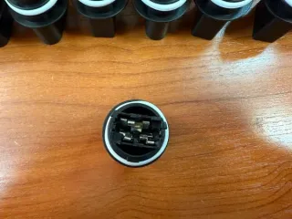 Годные остатки изделий: крышка-заглушка для фары автомобиля из резины черного цвета 80 штук, патрон для лампочки 41 штука, заглушки из резины черного цвета 122 штуки, элемент крепления из пластмассы белого цвета 40 штук, патрон для лампочки из пластмассы серого цвета 40 штук, элемент крепления из…