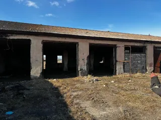 Нежилое помещение (гараж) площадью 291,6 кв. м, кадастровый номер 03:09:000000:13095. Местоположение: Республика Бурятия, Кабанский р-н, с. Кудара, ул. Советская, д. 12а, этаж 1. Назначение: нежилое. Вид ограничений: запрет на регистрационные действия.