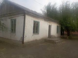 Земельный участок 107 кв.м с нежилым зданием, Ростовская область, Зимовниковский район, хутор Хуторской, улица Стадионная, 9. Кадастровый номер земельного участка 61:13:0060105:33, реестровый номер федерального имущества П11610021942. На участке расположено нежилое здание площадью 53,2 кв. м…