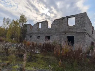 Земельный участок с объектом недвижимого имущества по адресу: Республика Коми, г. Печора, ул. Н.Островского, д. 37В. Земельный участок с кадастровым номером 11:12:1702008:12, площадью 4 200 кв.м, с расположенным на нём объектом недвижимого имущества: здание изолятора временного содержания общей…