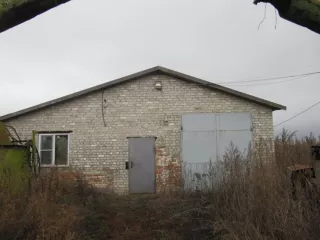 Здание нежилое (залоговое имущество), площадью 706,90 кв.м., адрес: Воронежская обл., Ольховатский р-н., Караяшниковское сельское поселение, северная часть кадастрового квартала 36:18:5500005, кадастровый номер 36:18:5500005:171.
