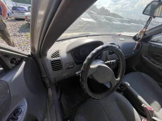 Hyundai Accent 2007 года, 102 лс, пробег 143000 км. Цвет светло-бежевый. VIN: X7MCF41GP7M121525, госномер: Е699ХЕ72. Тип двигателя: бензиновый, мощность 102 л.с. (75 кВт), объем 1495 куб. см. Разрешенная максимальная масса 1555 кг, масса без нагрузки 1176 кг.