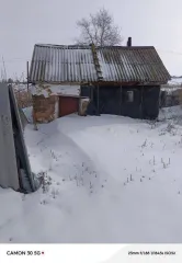 Жилой дом и земельные участки по адресу: Оренбургская область, Шарлыкский район, село Ратчино, улица Советская, дом 33. Площадь дома 36.2 кв. м. Площадь первого земельного участка 1154 кв. м, площадь второго земельного участка 1601 кв. м. Общая площадь земельных участков 2755 кв. м. Вид…