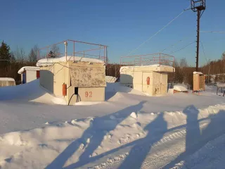 База ГСМ, кадастровый номер: 86:07:0000000:889, площадь застройки 822 кв.м., адрес: ХМАО-Югра, Октябрьский р-н, пгт Андра, мкр-н Спортивный, строен.9а. Сооружение состоит из территории хранения нефтепродуктов, включающей емкости 2000л (2шт.), 400л (1шт.), 200л (1шт.), сторожку (1шт.), а также АЗС…