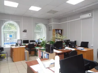 Нежилые здания и помещение общей площадью 1268.2 кв. м в Великом Новгороде по адресу: Новгородская область, г. Великий Новгород, ул. Дворцовая, д. 2/1. В состав входят: 1. Здание склада площадью 60.9 кв. м, кадастровый номер 53:23:7102703:27, 1 этаж. 2. Здание проходной площадью 11.8 кв. м…