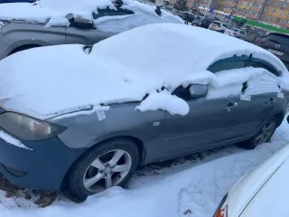 Mazda 3 2005 года, государственный номер Н369СР124, VIN и номер кузова JMZBK12Z551251073, темно-серый цвет. Рабочее состояние не проверялось. Имеются обременения: залог и запреты судебного пристава-исполнителя на регистрационные действия. Цена 260000 рублей, задаток 40000 рублей (порядок 2728).