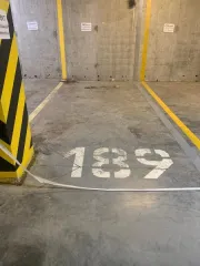 Машино-место площадью 13.3 кв.м, расположенное по адресу: Тюменская область, город Тюмень, проезд Ледниковый, дом 2, сооружение 1, машино-место №189. Кадастровый номер 72:17:1313004:9001. Основные конструктивные элементы: стены и перегородки железобетонные, внешние стены окрашены. Въезд и выезд со…