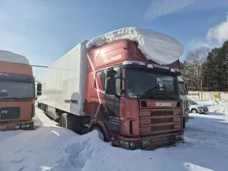 Грузовой-тягач седельный Scania R124L420 2000 года, VIN XLER4X20004424775. Техническое состояние: требуется полное текущее обслуживание – транспортное средство не используется с ноября 2025г., износ шин 60–70%, требуется замена аккумуляторов.
