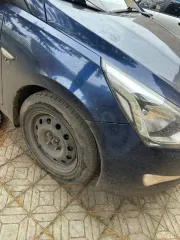 Hyundai Solaris 2015 года, 123 лс, 127957 км, АКПП. Транспортное средство HYUNDAI SOLARIS; 2015 года выпуска, VIN: Z94CT41DBFR481518. На кузове присутствуют потертости на передних и задних бамперах, а также на боковых дверях и крыльях. На заднем бампере есть трещины и глубокие царапины, на дверях —…