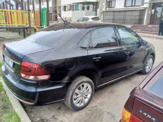 Volkswagen Polo седан 2018 года, рестайлинг. Комплектация Highline, 1.6 л, автомат 6 ступеней. Мультируль, климат-контроль, подогрев передних сидений и лобового стекла, противотуманные фары, складывающиеся зеркала с поворотниками и подогревом, 4 электростеклоподъемника (передняя пассажирская кнопка…