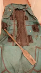 Надувная лодка Monsoon зеленого цвета с сиденьем, имеются заплатки на корпусе - 1 шт. Надувная лодка с двумя веслами и сиденьем в непрозрачном белом мешке, с многочисленными заплатками - 1 шт. Надувная лодка марки Monsoon двухместная, в комплекте: чехол черного цвета, два складных весла, одно…