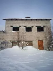 Нежилое здание, кад.№29:06:120110:308, площадью 366,5 кв.м., 
Расположенное по адресу: Российская Федерация, Архангельская область, р-н. Коношский, рп. Коноша, ул. Рабочая, д. 1, принадлежащее МУП "Жилкомсервис" на праве хозяйственного ведения