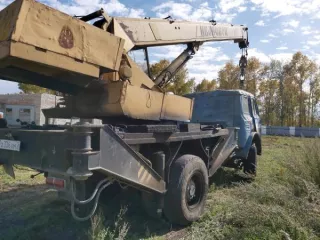 Автомобильный кран МАЗ 5334КС3577721, 1989 года выпуска, цвет – голубой, государственный номер Х336ХМ28, идентификационный номер (VIN) XTM53340000113058, номер шасси (рамы) 113058, номер двигателя 36807. Не работает гидроусилитель, течет масло, не исправны гидравлические цилиндры, раздаточный…