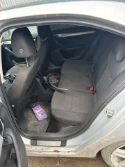 Skoda Octavia 2013 года выпуска, VIN: TMBAC4NE5E0032408, гос.номер М830МН35, цвет серебристый. Автомобиль имеет недостатки: -Сильно повреждена передняя часть кузова, включая капот, крылья и бампер. -Отсутствуют некоторые элементы облицовки, такие как часть бампера и фары.