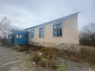 Нежилое здание площадью 199,4 кв.м с земельным участком площадью 1100 кв.м, расположенные по адресу: Орловская область, Болховский район, село Середичи. Здание: назначение нежилое, Хуторской сельский дом культуры, 1 этаж, кадастровый номер 57:01:0160201:159. Ограничения не зарегистрированы…