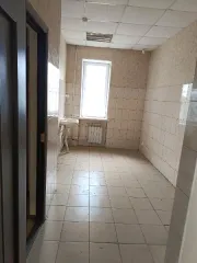 Нежилое здание АХК 815,2 кв.м с земельным участком 4 258 кв.м, Первоуральск, Свердловская область. Муниципальное имущество в виде нежилого здания административно-хозяйственного корпуса, расположенного по адресу: Свердловская область, город Первоуральск, улица Ватутина, дом 15, кадастровый номер…