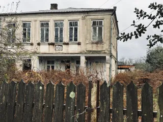 Нежилое помещение, ранее жилой дом, количество этажей – 2, площадь застройки – 143,8 кв. м, полезная площадь – 162,8 кв. м, площадь здания внутренняя около 276,14 кв. м, площадь здания с верандами около 361,08 кв. м, расположенное на земельном участке 2497 кв. м, находящееся в селе Елыр…