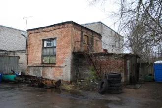 Нежилое здание 110.9 кв.м с участком, Ленинградская область. Здание КН 47:20:0908001:53, площадью 110,9 кв.м., инв.№ 1988а, лит. Б, с земельным участком КН 47:20:0908001:143, площадью 187 кв.м. Разрешенное использование: для существующей базы ЖКХ, категория земель: земли населенных пунктов. Адрес…