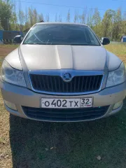Skoda Octavia 2010 года выпуска. VIN: XW8DX11Z7AK256646. Цвет кузова: серый. Объем двигателя: 1390 см³, мощность 59 кВт (80 л.с.). Экологический класс отсутствует. Тип кузова: легковой комби (хэтчбек) с механической коробкой передач. Автомобиль не на ходу, неисправна коробка передач, пробит корпус…