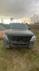 Nissan Patrol 2010 года, госномер Р676МК27, VIN JN1TANY62U0000580, номер двигателя 015479А. Стекла тонированные, черное литье 4 штуки, салон кожаный белого цвета (слоновой кости). Двигатель отсутствует.