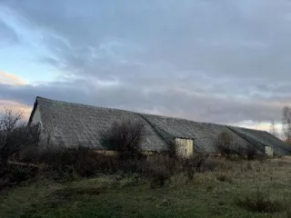 Земельный участок 55960 +/- 2069 кв.м, кад. № 58:08:0090602:45. Местоположение установлено относительно ориентира, расположенного за пределами участка. Ориентир — каменное здание. Участок находится примерно в 970 м от ориентира по направлению на юго-запад. Почтовый адрес ориентира: Пензенская обл…