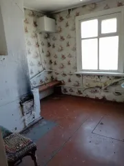 Дом 30.8 кв.м, участок 1200 кв.м, Курганская обл., Звериноголовский район, с. Круглое, ул. Озерная, дом 13. Дом частично разрушен, требует ремонтных работ. Кадастровый номер дома: 45:05:010801:1029, участка: 45:05:010801:973.