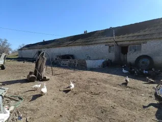 Здание кад № 26:09:020821:94 площадью 83.70 кв. м и земельный участок кад №26:09:020108:6 площадью 30044.00 кв. м по адресу: Ставропольский край, Туркменский район, село Камбулат, улица Комарова, дом 18.