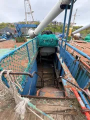 Рыболовное судно Командор-130, бортовой номер Х-0157, 1979 года постройки, место постройки - Япония, позывной сигнал УИЗЫ, мощность двигателя - 1125 кВт, длина корпуса - 48 м, ширина корпуса - 8,9 м, высота борта - 3,85 м, материал корпуса - сталь. Судно не эксплуатируется, корпус судна в коррозии…