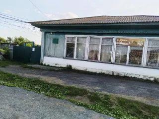 Административное здание 98.8 кв. м, Курганская область, Мокроусовский район, с. Мокроусово, ул. Кирова, д. 37. Назначение: нежилое, количество этажей: 1, общая площадь: 98.8 кв. м. Одновременно с земельным участком площадью 308 кв. м, категория земель: земли населенных пунктов, виды разрешенного…