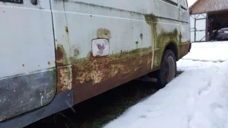 ГАЗ 2705, 2002. Автомобиль ГАЗ, модель: 2705, год изготовления: 2002 г.в., VIN: ХТН27050020242987, г.р.з. Т647УЕ47, вид собственности – совместная с супругом Арефьевым А.А. Автомобиль в неудовлетворительном состоянии, не находу, имеет сквозную коррозию металла по всему кузову, некомплектен…
