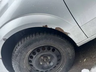 Opel Astra 2011 года, 241113 км, 90 л.с. Автомобиль на ходу, заводится. Есть следы коррозии на колесных арках. Зимняя шипованная резина (3 сезона). Коробка в порядке, переключение мостов тоже. Переднеприводная, механика. Требуется капитальный ремонт двигателя, двигатель не родной, замена не…