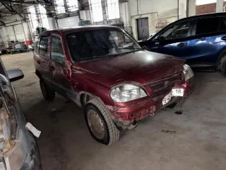 Chevrolet Niva 2008 года, госномер Е481РТ18. VIN: X9L21230080249836. Объем двигателя 1690 см³, мощность 79.6 л.с. Автомобиль после ДТП: поврежден передний бампер, решетка радиатора, капот, правая пассажирская дверь, правая фара сломана, отсутствует боковое зеркало заднего вида с пассажирской…