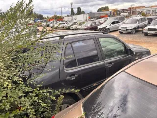 Mercedes-Benz ML 320 1999 года, государственный номер М250ХЕ763, VIN WDC1631541A090055. Ключи имеются. Транспортное средство имеет видимые дефекты: коррозия всех элементов кузова, повреждения ЛКП. Повреждение правой стороны кузова. Разрушение заднего бампера. Деформации правого переднего крыла и…