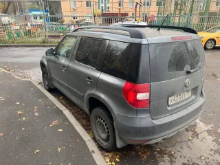 Skoda Yeti 2013 год выпуска, VIN XW8JF25L5DH710864, госномер Х433КТ799. ПТС и СТС оригиналы, 2 комплекта ключей. Автомобиль на ходу, имеется трещина на лобовом стекле и многочисленные мелкие царапины и сколы по кузову.