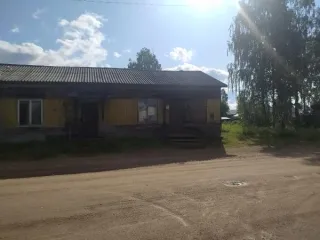 Нежилое здание магазина продовольственного, кадастровый номер 10:19:0020120:23, общей площадью 114,9 кв.м., расположенное по адресу: Республика Карелия, р-н Муезерский, п. Ледмозеро, пер. Школьный, д. 4, с земельным участком, кадастровый номер 10:19:0020120:29, общей площадью 224 +/-5 кв.м.