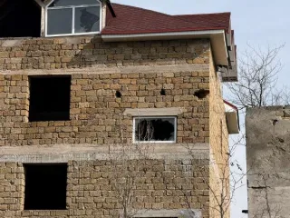 Незавершенное строительство 1059.6 м², котельная 80.7 м², участок 1433 м², Крым. Объекты по адресу: Республика Крым, Симферопольский район, пгт Николаевка, ул. Морская, д. 25. Незавершенное строительство (проектируемое назначение – нежилое здание, степень готовности – 40%) площадью 1059.6 кв. м…