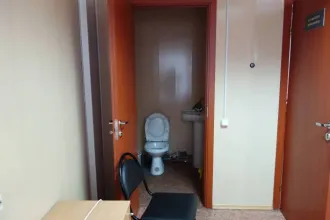 Мобильное здание-блок контейнер 30 кв.м с коммуникациями площадью 30 м2, место нахождение РХ, Алтайский район, село Белый Яр, ул. Кирова, дом 10. Территория отгорожено металлическим забором. Подведены коммуникации: наружные сети водопровода, протяженность 32,4 м и наружные сети канализации…