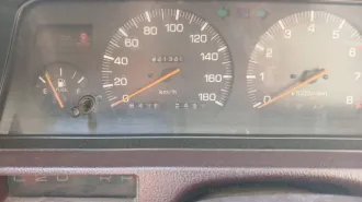 Toyota Vista, госномер А197ЕС27, 1986 год выпуска, кузов SV200000222, мощность 92 л.с., разрешенная масса 1665 кг, снаряженная масса 1390 кг. На ходу, кузов удовлетворительный, двигатель и агрегаты рабочие, ходовая часть удовлетворительная, топливная система в хорошем состоянии.