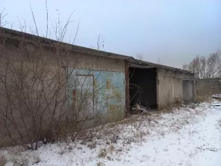 Нежилое  здание (Гаражный бокс) с земельным участком, расположенное по адресу: г. Ачинск, общество № 37, бокс №  843 В соответствии с документацией об аукционе 
Общая площадь: 29.3 
Материалы наружных стен здания : железобетонные 
Количество этажей : 1 
Общие сведения об ограничениях и…