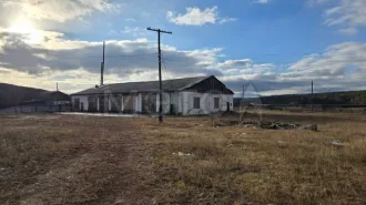 Территория базы, аренда 22672 кв.м, здания: контора 135,4 кв.м, гараж 72,3 кв.м, автопрофилакторий 521,3 кв.м, инертные материалы, АБЗ QCQ-20 (QCQ-20), Забайкальский край. Право долгосрочной аренды земельного участка, кадастровый номер 75:20:120104:63, площадь - 22672 кв. м. Состояние…