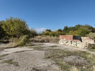 Комплекс из 11 и одноэтажных нежилых зданий в неудовлетворительном состоянии и 1 го сооружения общей площадью 2 521,10 кв.м.  кад.№ 90:19:010113:26693, 379,8 кв.м., склад  кад.№ 90:19:010113:367, 207 кв.м., мастерские гараж  кад.№ 90:19:010113:368, 135,2 кв.м., механические мастерские  кад.№…