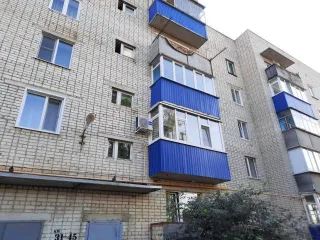 1/2 доли квартиры 49.2 кв.м, назначение: Жилое, адрес (местонахождение): Россия, обл Ульяновская, г Инза, 7 микрорайон, дом 11, квартира 42, площадь: 49,2 кв.м., кадастровый (условный) номер: 73:04:030148:1497. Находится в долевой собственности (имеются аресты и ограничения).