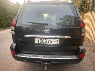 Toyota Land Cruiser 2004 года выпуска. VIN JTEBZ29J700016147. Находится в залоге у ПАО «Совкомбанк».