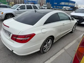 Mercedes-Benz E 200 CGI, 2010 легковой автомобиль (купе), год выпуска: 2010, VIN: WDD2073481F067708, гос. номер: М788УУ18, цвет: Белый, не на ходу, не заводится — пробег от 274 916 км. Двигатель отсутствует, битая передняя часть, ржавчина по кузову. Местоположение: г. Санкт-Петербург, информация о…